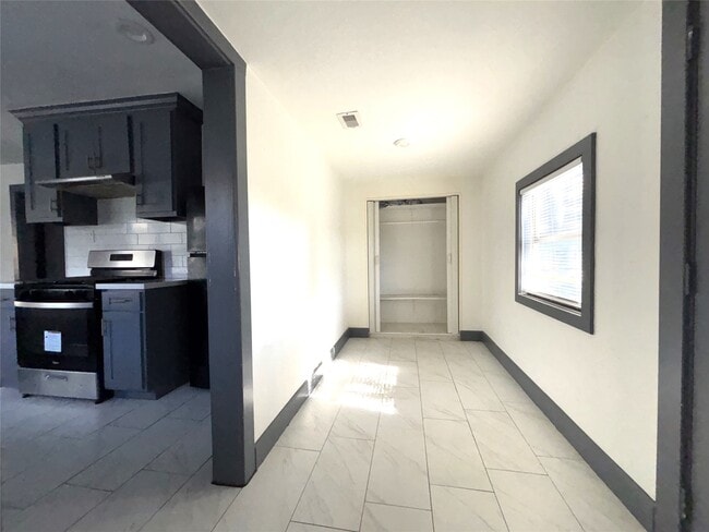 Building Photo - 806 Caplin St