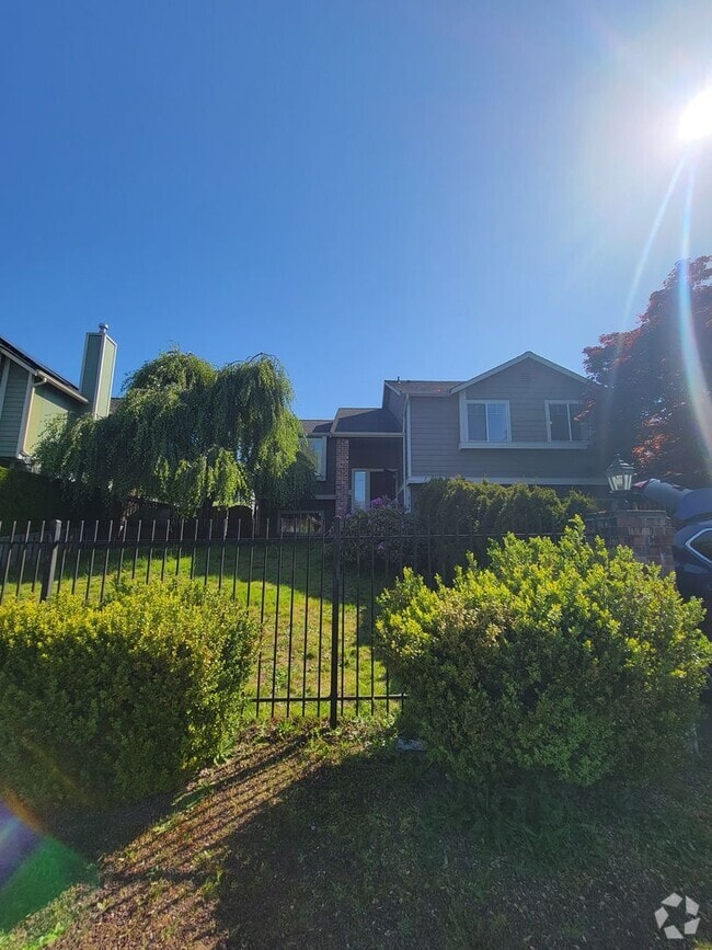 Building Photo - 3 bedroom home with 2 car garage built in ...