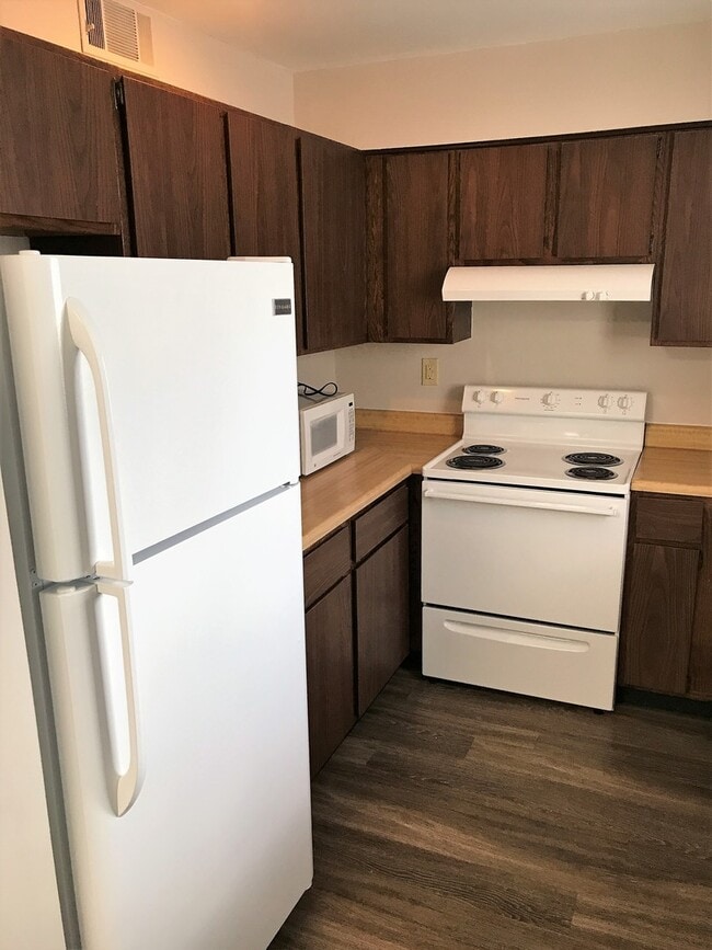 Building Photo - Bright and Updated Apartment with 2 Balconies!