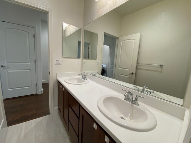 Building Photo - SUNNYVALE - executive townhome with amazin...