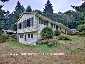 Building Photo - Great Lake Oswego Home Walking Distance to Everything