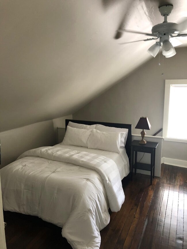 Building Photo - 422 S Mill St