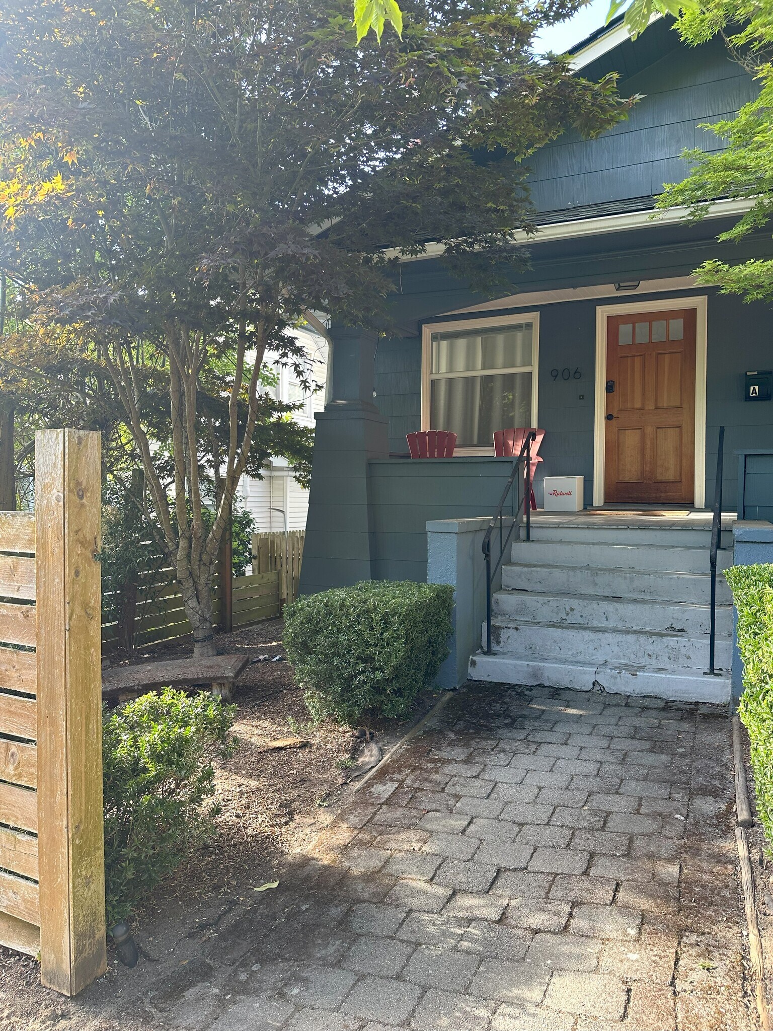 Front Entry - 906 W Howe St