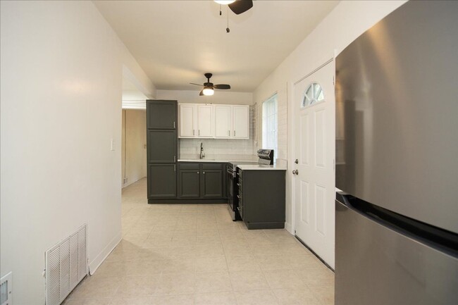 Building Photo - Newly Renovated 2/2 Duplex Unit Minutes Fr...