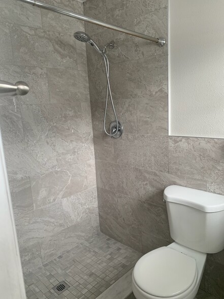New Shower w/Tile - 4828 Haines Cir