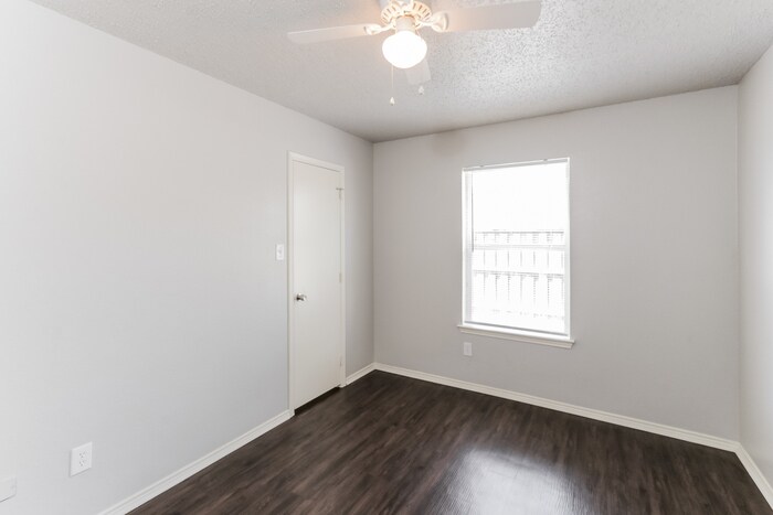 Building Photo - 2111 Dandelion Dr