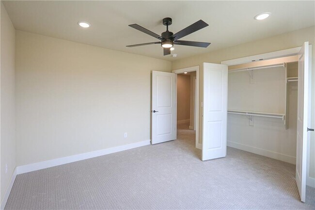 Building Photo - 970 Moksha St