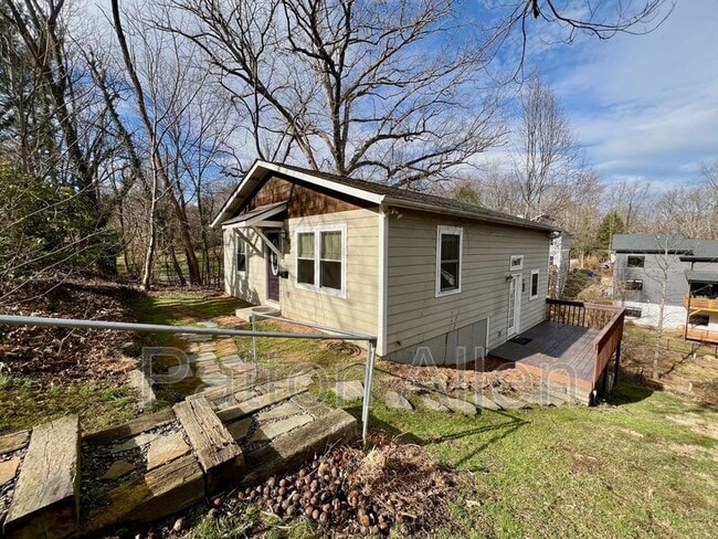 Building Photo - 80 Oakwood St