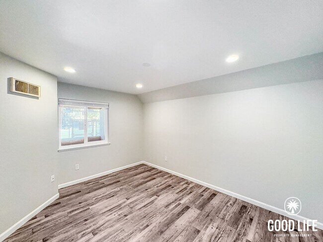 Building Photo - SD: 2BD/2BA Condo in UTC with Reserved Parking, Covered Balcony & In-Unit Laundry