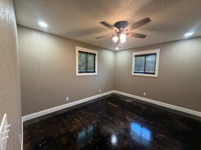 Building Photo - 21167 Narrows Ln