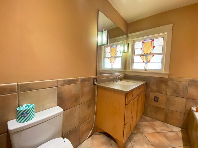 Building Photo - CHARMING! BACKYARD OASIS! REAL HARDWOOD FLOORS! FULL SIZED WASHER/DRYER! OFF OF ADAMS AVE!