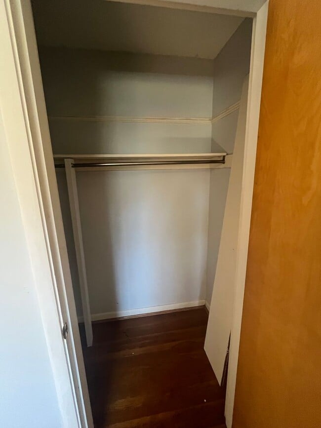 Building Photo - One Bedroom In Deer Park!