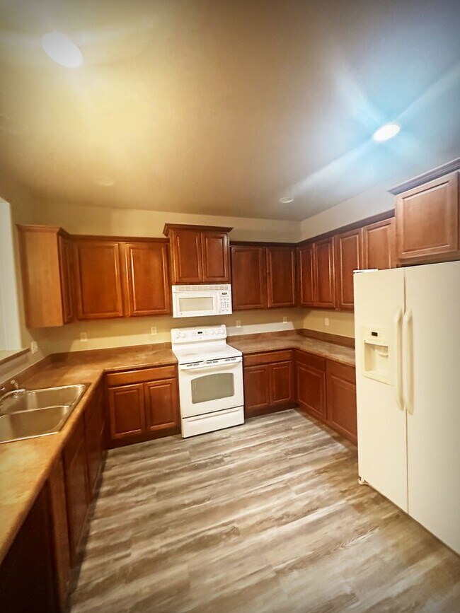 Building Photo - Monument remodeled townhome