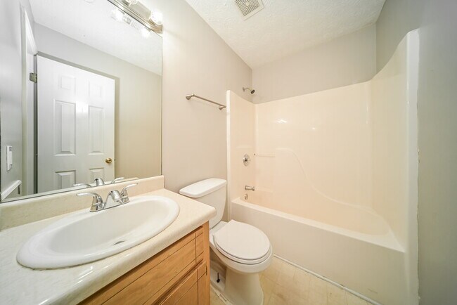 Building Photo - 40 Hunters Ridge Ct