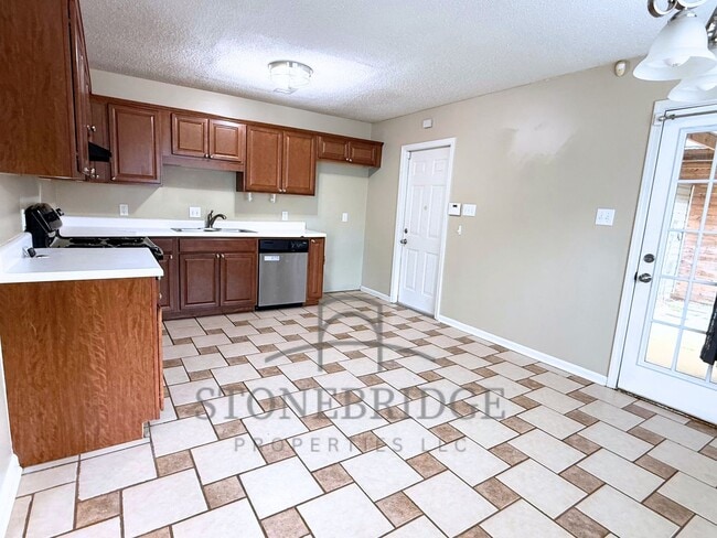 Building Photo - Spacious 3 bed, 2 bath with loft