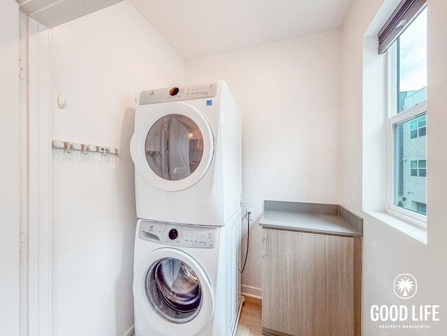 Building Photo - Modern 3BD/2.5BA Townhome in Mission Valley with Kitchen Island, Private Patio & 2-Car Garage