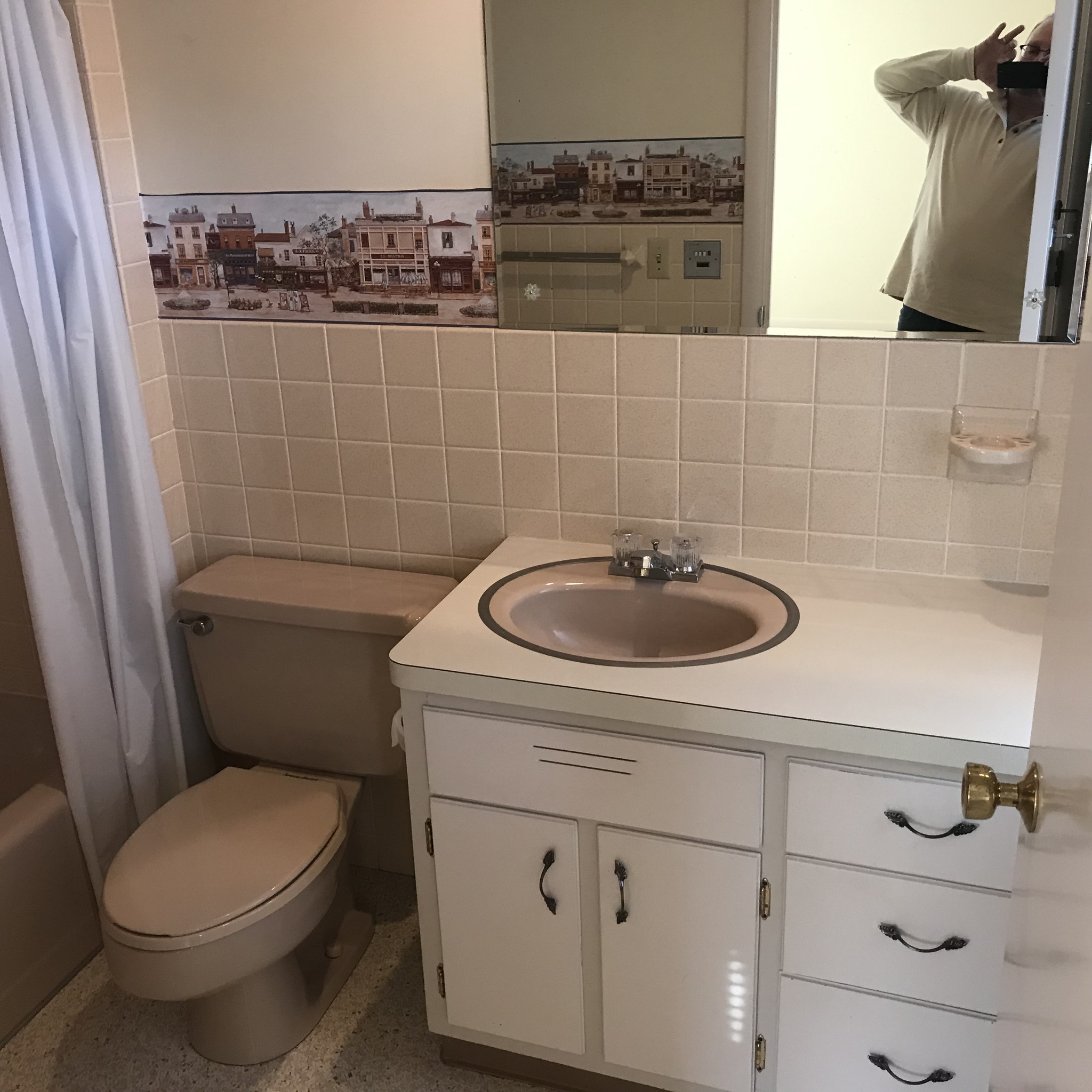 full bath - 1501 W 3rd St