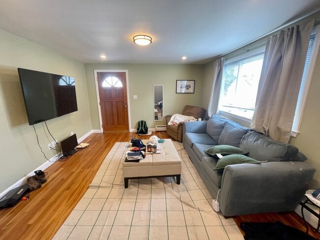 Building Photo - 1 Bedroom Condo for Rent $2,400