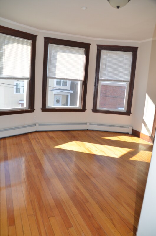 Building Photo - 10-10 Howard St