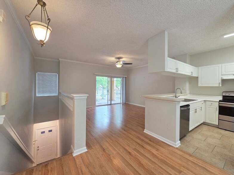 Building Photo - 1323 Arbor Lakes Cir