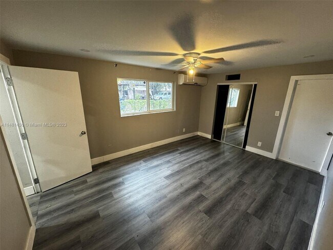 Building Photo - 4206 SW 28th St