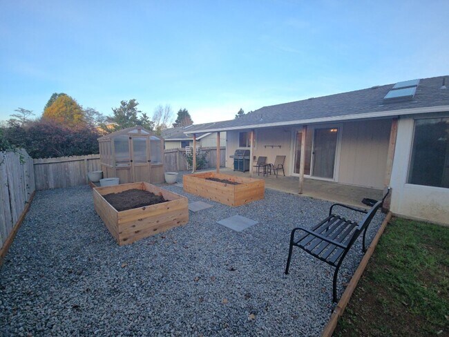 Building Photo - Pet friendly! 3DB/2BA Fortuna home on quiet road!