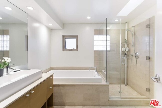 Building Photo - 530 N Larchmont Blvd