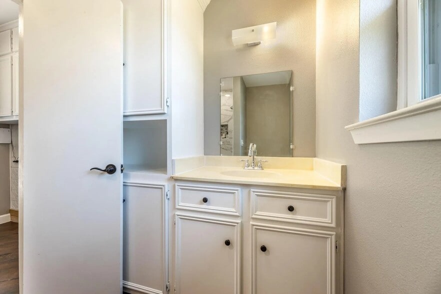 Building Photo - 6200 N Interstate 45 Service Rd