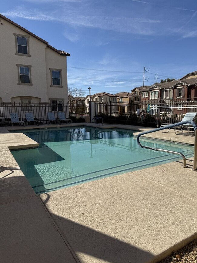 Building Photo - Tri-level townhouse at Gilbert & Guadalupe!