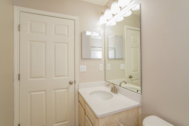 Building Photo - 2835 Southampton Dr