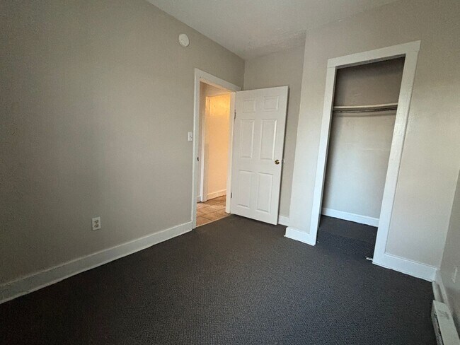 Building Photo - 518 S Rose St