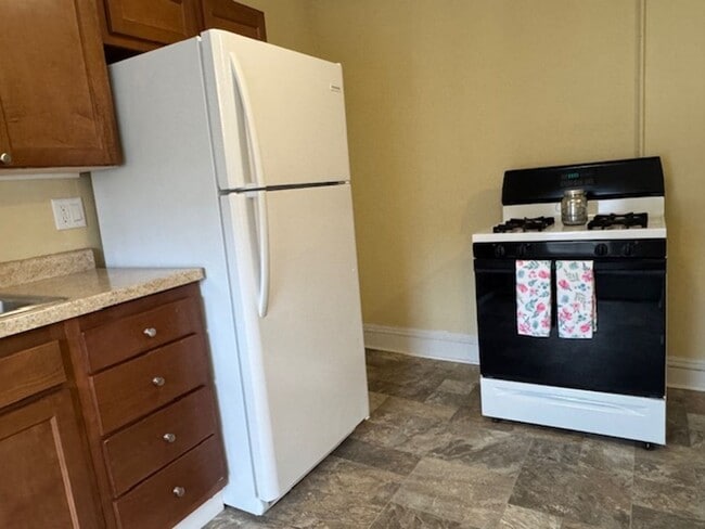 Building Photo - 629 Otter Ave