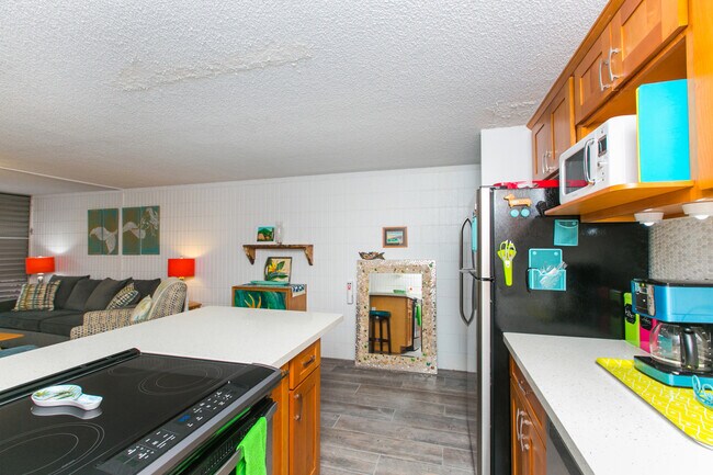 Building Photo - GROUND FLOOR FURNISHED 1/1 CONDO, 1 parking Avail 01.28.26