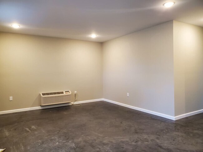 Building Photo - 3 Bedroom, 1.5 Bath Duplex