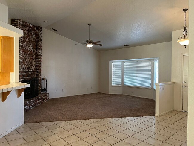 Building Photo - 3 bedroom, 2 bathroom in Apple Valley!