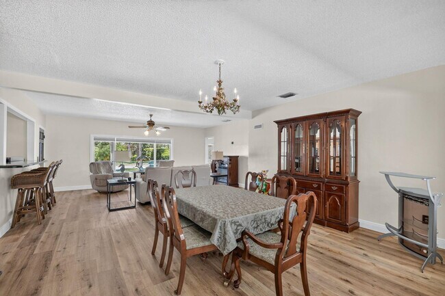 Building Photo - 111 Vassar Dr