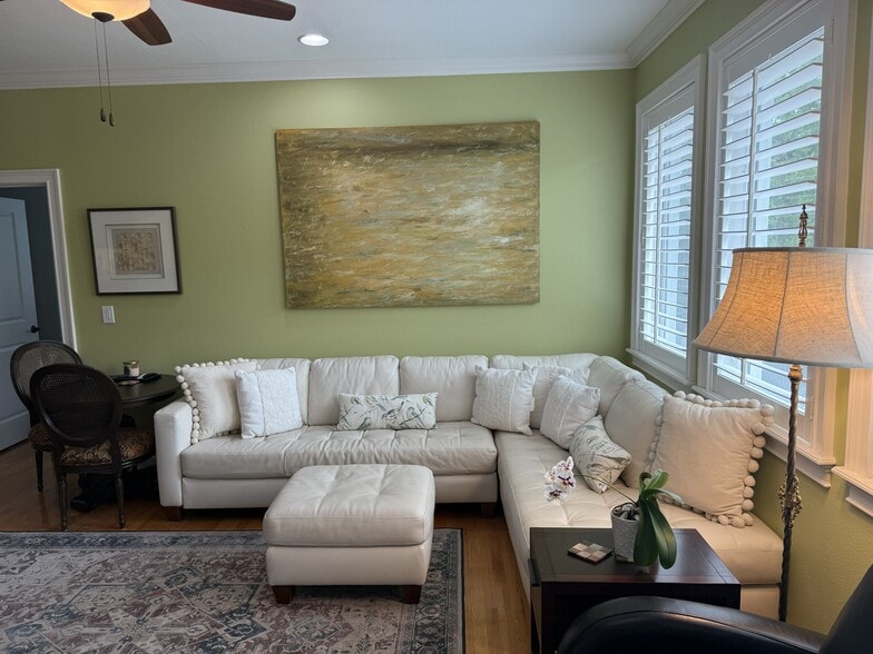 Living - 3319 W Granada St