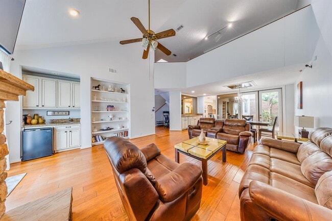 Building Photo - 2819 Bering Dr