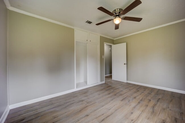 Building Photo - Freshly Updated 3 Bedroom House