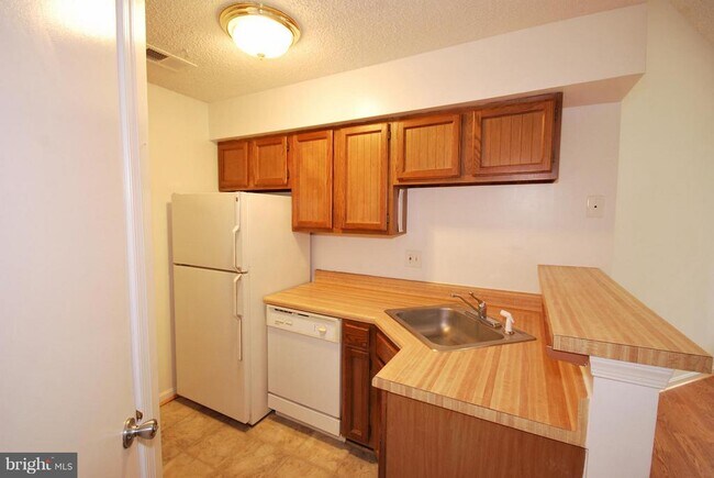 Building Photo - 10825 Amherst Ave