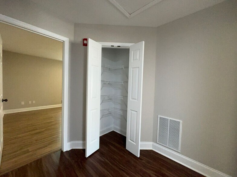 Building Photo - 1126 Maple Tree Ln