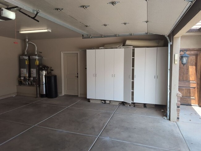 Building Photo - PET FRIENDLY -Spacious 6 Bedroom Home in St. George