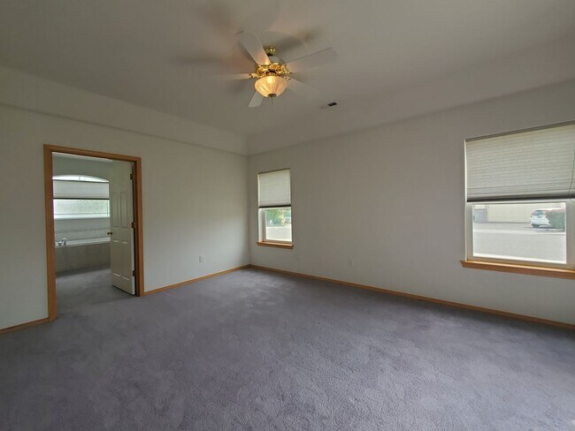 Building Photo - Beautiful South Richland 3-Bedroom Rambler with Open Floor Plan & Spacious Primary Suite!