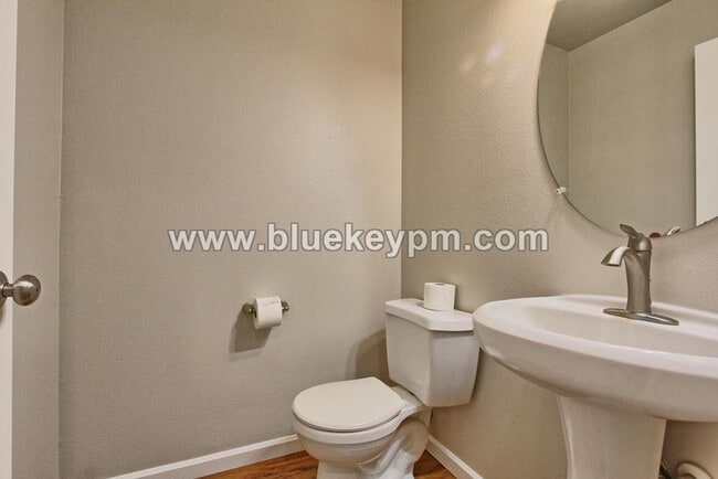 Building Photo - Unique 4 Bed, 2.5 Bath Home Near Burnt Bridge Creek Path