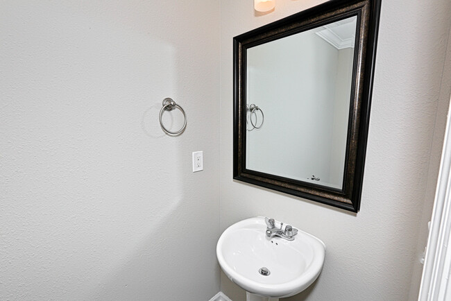 Building Photo - Large Updated 3 Bed / 2.5 Bath Home