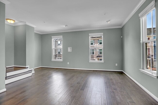 Building Photo - Stunning Townhome with Water Views!