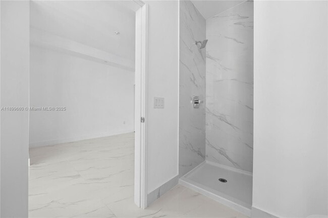 Building Photo - 700 NE 24th St