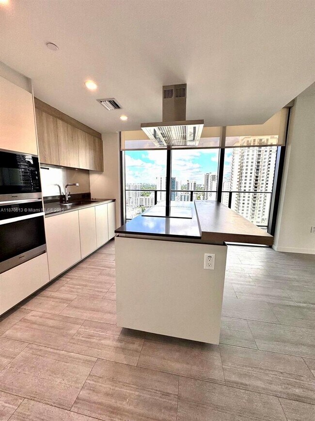 Building Photo - 1000 Brickell Plaza