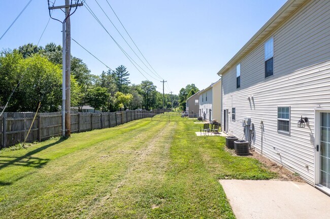 Building Photo - 4302-4304-4304 Cheryl Ct