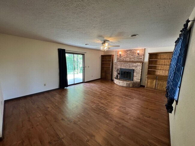 Building Photo - Single Family Home Close to FLW